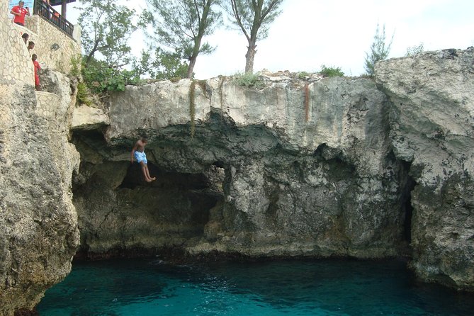 Negril Beach Flex and Sunset at Ricks Cafe - Traveler Capacity