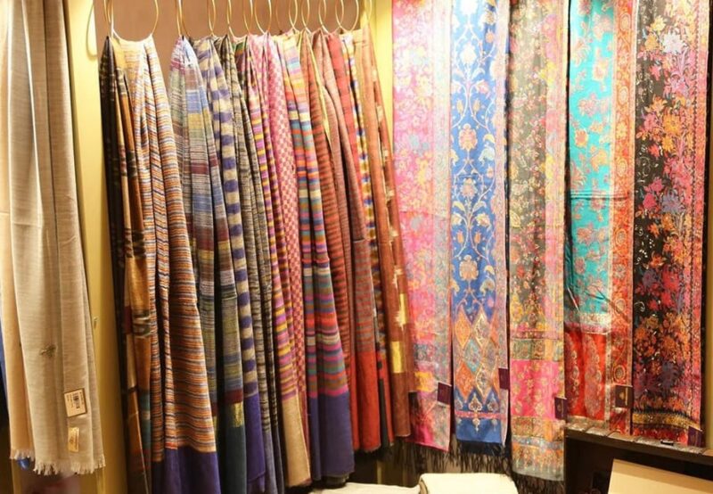 New Delhi: Shopping Tour With Private Guide and Transfer - Itinerary and Locations