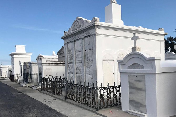 New Orleans City and Cemetery 2-Hour Bus Tour - Guides and Commentary