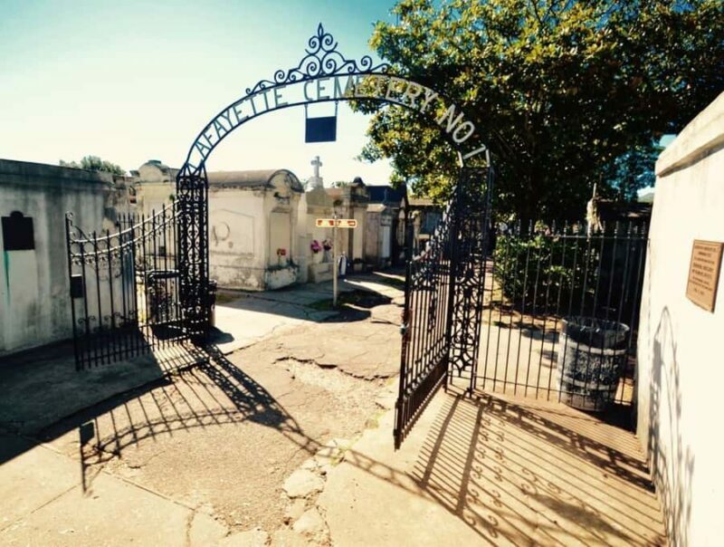 New Orleans: Garden District & Lafayette Cemetery gates Tour - The Guide’s Role and Influence