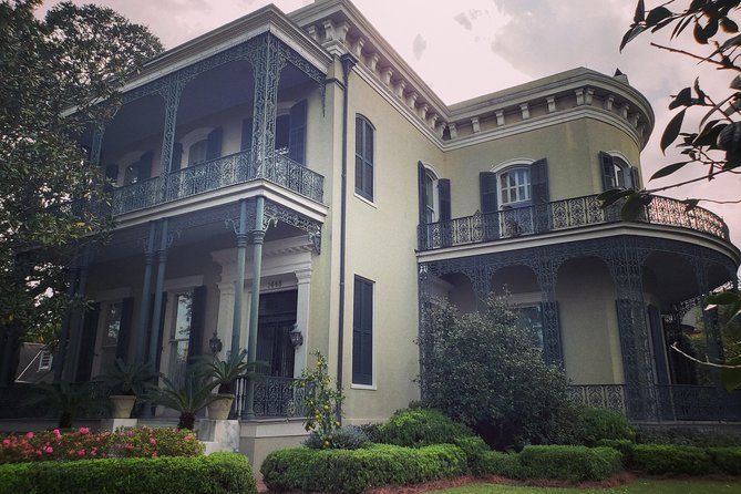 New Orleans Garden District Walking Tour Including Lafayette Cemetery No. 1 - Insider Info on Hollywood Homes