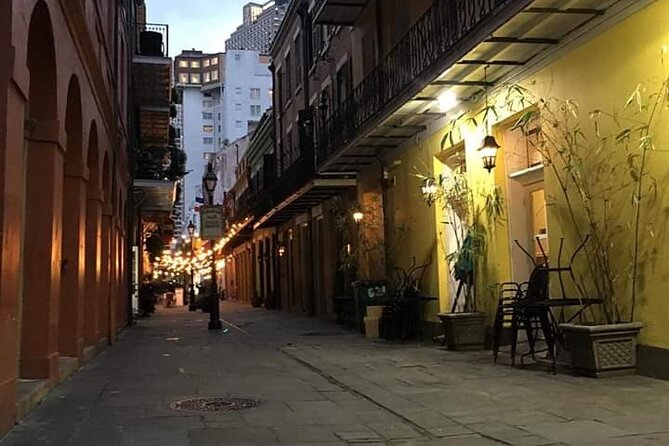 New Orleans Horror Tour - Navigating the Narrow Alleyways