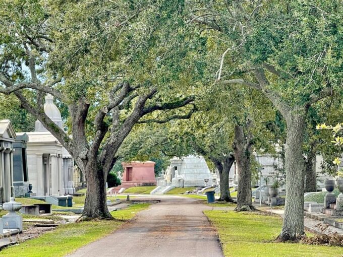 New Orleans: Millionaire's Tombs of Metairie Cemetery Tour - Extravagant Tombs and Monuments