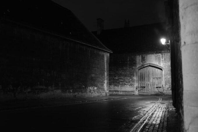 New: Oxford Costumed Ghost Tour In-Character - Conclude at Famous Oxford Pub