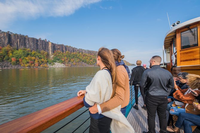 New York Afternoon Fall Foliage Cruise With Lunch - Onboard Dining and Beverages
