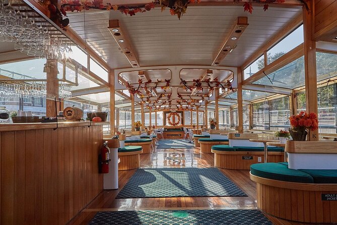 New York Afternoon Fall Foliage Cruise With Lunch - Seating Arrangements and Cruise Atmosphere
