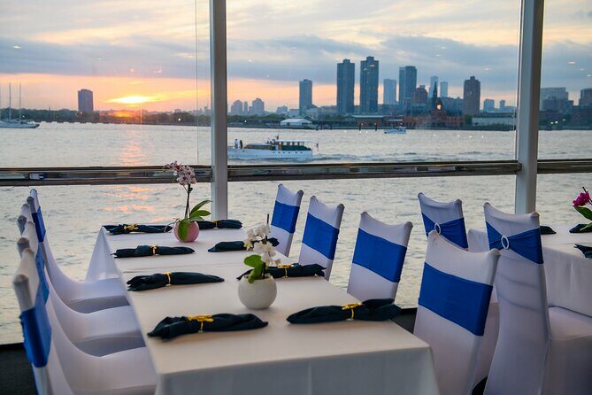 New York City Dinner Cruise on Luxury Yacht with Live Music - The Sum Up