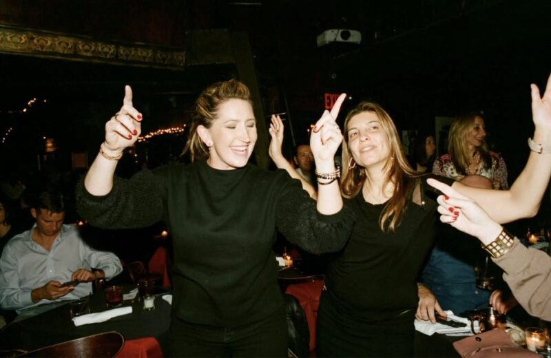New York City: Dueling Pianos Show - Amenities and Accessibility