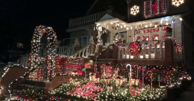 New York City: Dyker Heights Christmas Lights Tour - Capturing Panoramic Views