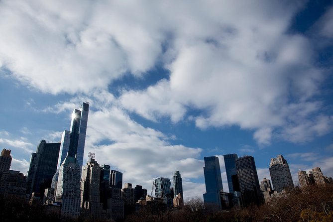 New York Icon Photography Tour Led by a Local Photographer - Group Size and Accessibility