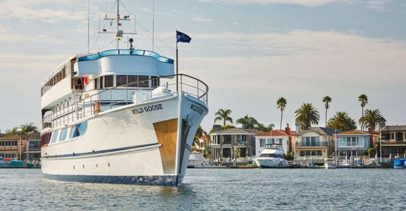 Newport Beach: Christmas Eve Buffet Brunch or Dinner Cruise - Cruise Features