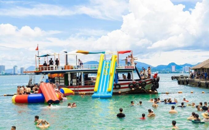 NHA TRANG ISLAND - FLOATING BAR BOAT PARTY - Languages and Cancellation