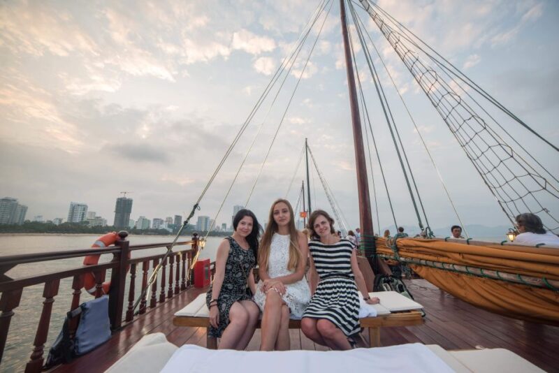 Nha Trang: Romantic Sunset Cocktails and Dinner Cruise - Cocktails, Wine, and Live Music