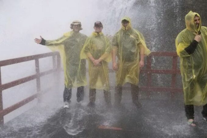 Niagara Falls Canada & USA: Small Group Deluxe Tour - Exploring the Falls