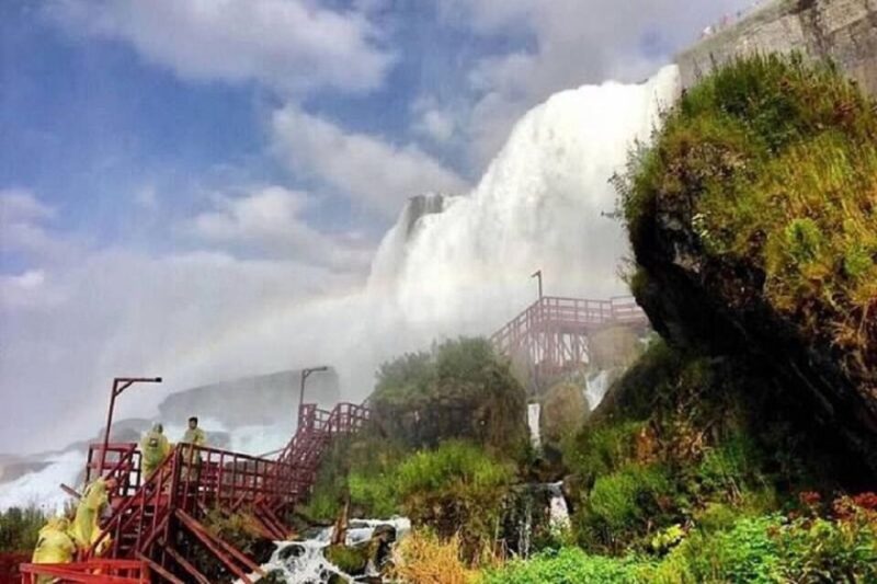 Niagara, Usa: Daredevils Walking Tour With Cave of the Winds - Meeting and Accessibility