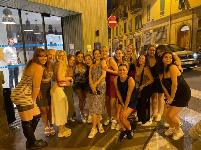 Nice: Pub / Bar Crawl Group Size 6 Person - Ideal for Celebrations