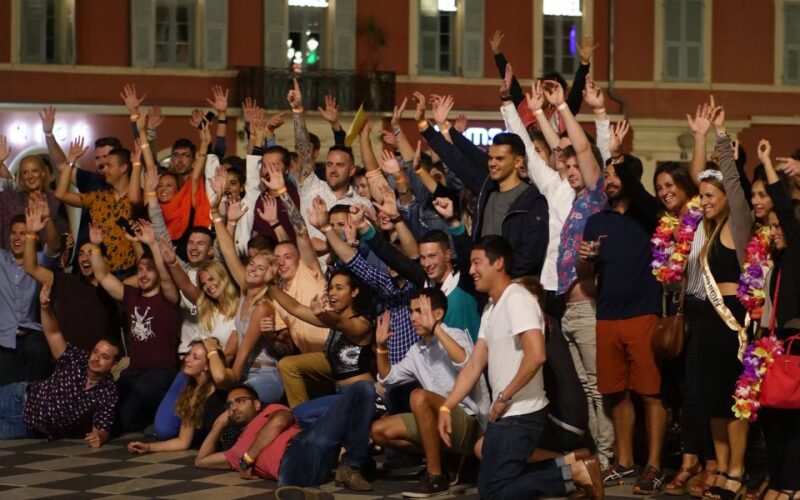 Nice: Riviera Bar Crawl Party With Free Shots and VIP Entry - Meeting Point and Guides in Nice