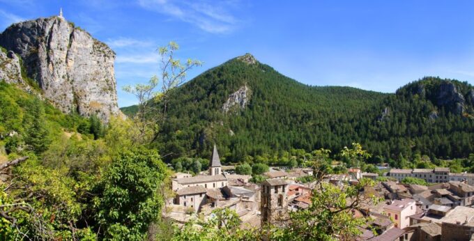 Nice: the Gorges Du Verdon and Ste Croix Lake Full-Day Tour - Discovering the Charming Medieval Village of Castellane