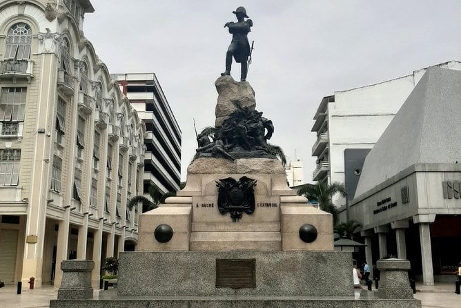 Night Tour in Guayaquil With Drinks at Frutabar - Exploring Guayaquils Architectural Wonders