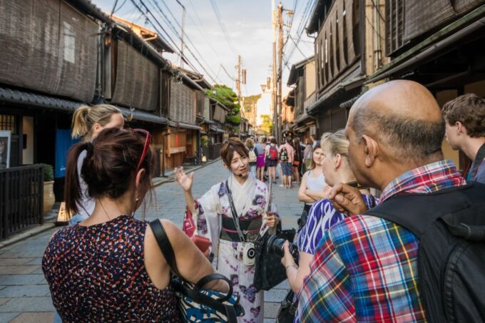 Night Walk in Gion: Kyotos Geisha District - Suitability and Age Considerations