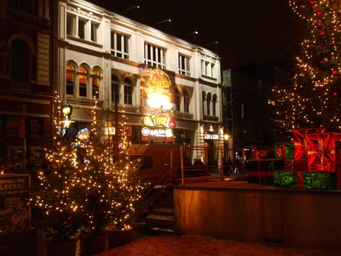 Nightwalk De Luxe St. Pauli, Red Light and Culture - Local Restaurants and Dive Bars