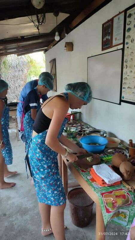 Nilaveli: Sri Lankan Cooking Class with a Local Family - Hands-On Cooking