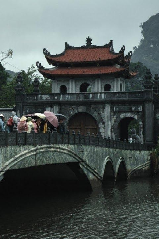 Ninh Binh: 1-Day Relax Trip Hoa Lu - Trang An - Mua Cave - Boat Trip Through Caves