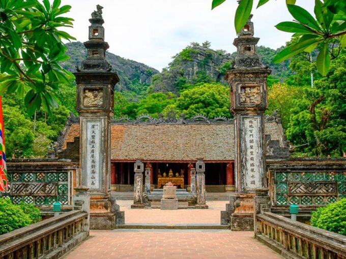 Ninh Binh Adventure: Hoa Lu, Tam Coc & Mua Cave in a Day - Buffet Lunch