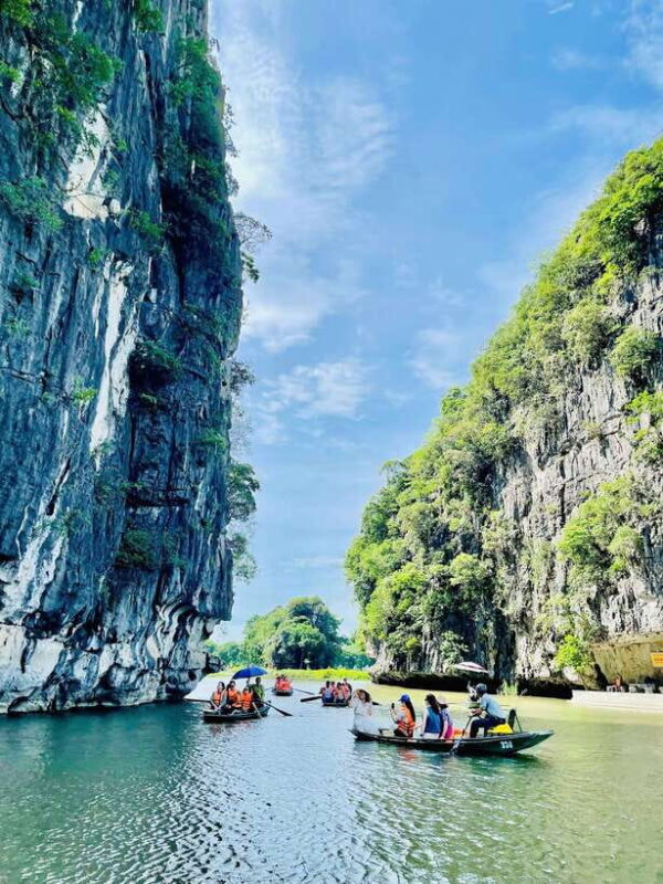 Ninh Binh : Bai Dinh Pagoda, Trang An, and Mua Cave Tour - Lunch: Local Cuisine