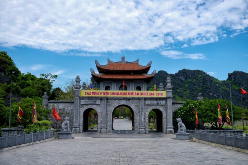 Ninh Binh Daily: Hoa Lu, Mua Cave, Tam Coc, Bike & Swimming - Booking and Policies
