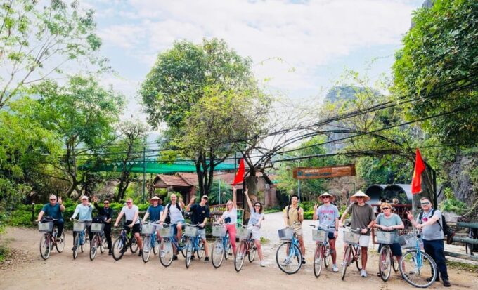 Ninh Binh Heritage Tour: Hoa Lu & Trang An - Trang An Boat Ride