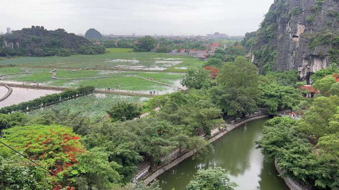 Ninh Binh: Hoa Lu, Tam Coc, Mua Cave Group Tour From Hanoi - Climbing to the Panoramic Views of Mua Cave