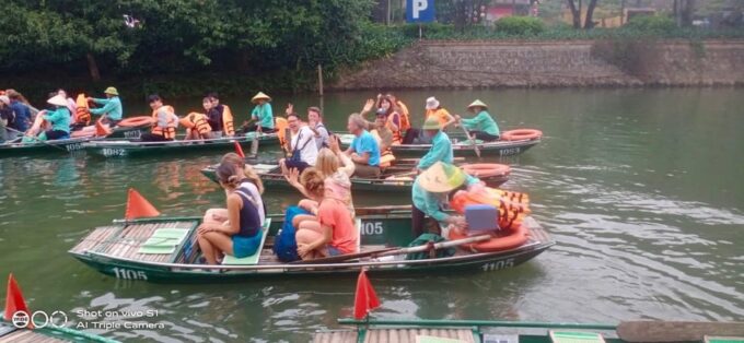 Ninh Binh : Hoa Lu, Trang An, and Mua Cave Day Tour - Climbing Mua Mountain