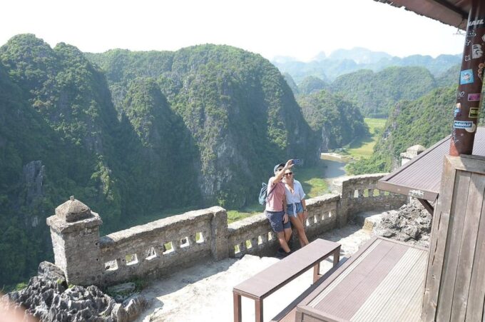 Ninh Binh : Hoa Lu, Trang An, and Mua Cave Day Tour - Cruising Trang An