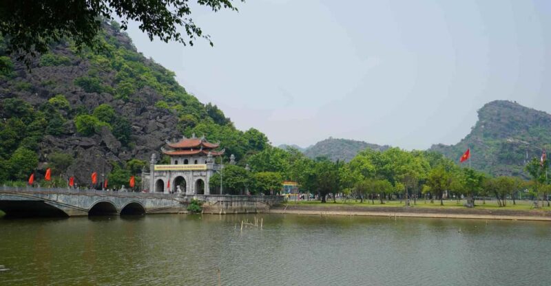 Ninh Binh: Hoa Lu, Trang An & Hang Mua Trip by Limousine Bus - Culinary Experiences