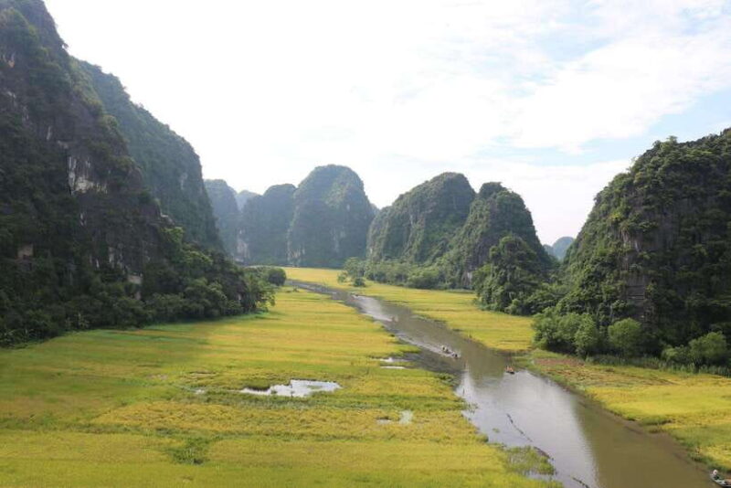 Ninh Binh Luxury Tour: Hoa Lu, Mua Hike, Tam Coc Boat - Traditional Vietnamese Lunch