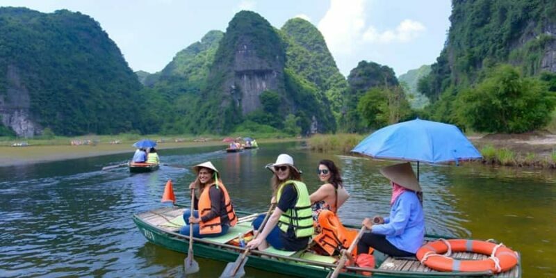 Ninh Binh: Tam Coc Boat Ride, Mua Cave Sunset, Hoa Lu Stroll - Climbing Mua Cave for Sunset Views