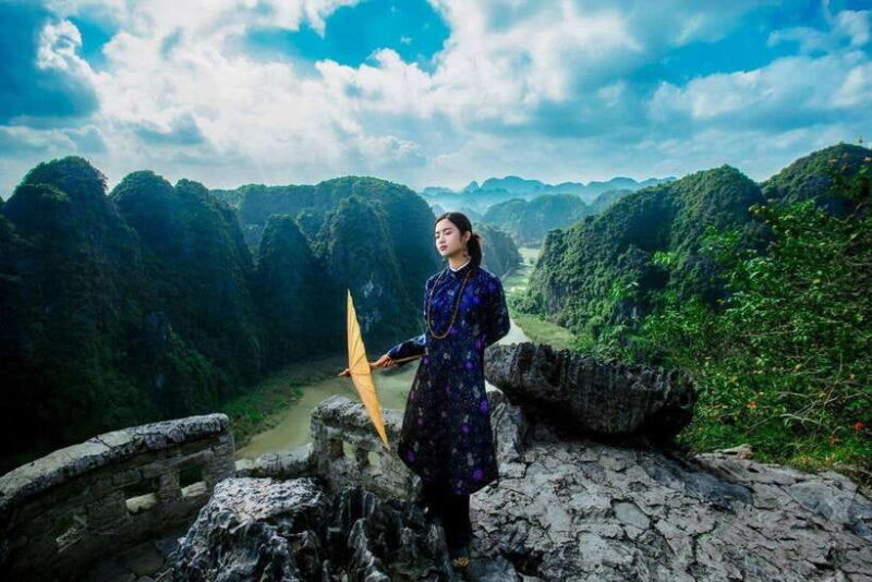 Ninh Binh Tour 4 Places- Hoa Lu Trang an Thung Nham Mua Cave - Climbing the Mua Cave (Dragon Peak)