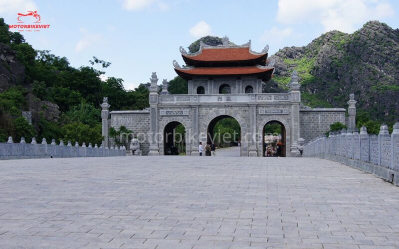 Ninh Binh Tour: Bai Dinh - Trang An - Cycling 1 Day - Visiting Bai Dinh Pagoda