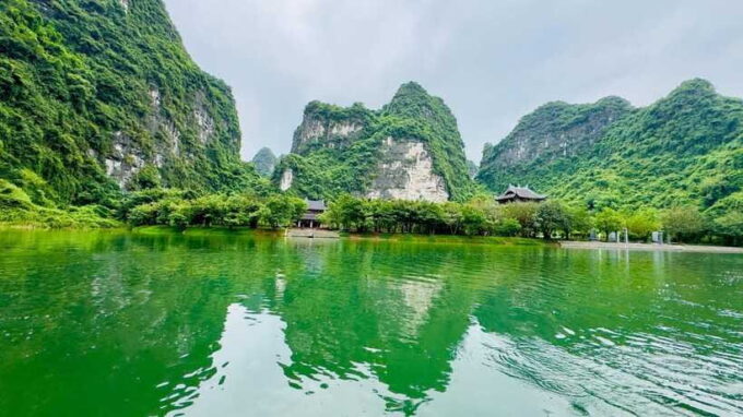 Ninh Binh: Travel to Hoa Lu & Trang an With Small Group Tour - Cruising Through Trang Ans Scenic Landscape