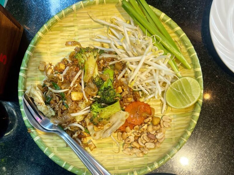 No Diet Club - Local Food Tour in Bangkok With Many Tastings - Iconic Thai Dishes Sampled