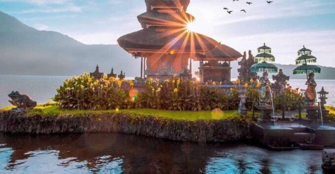 North Bali: Ulun Danu, Banyumala Waterfall, & Jatiluwih Tour - Sacred Ulun Danu Temple