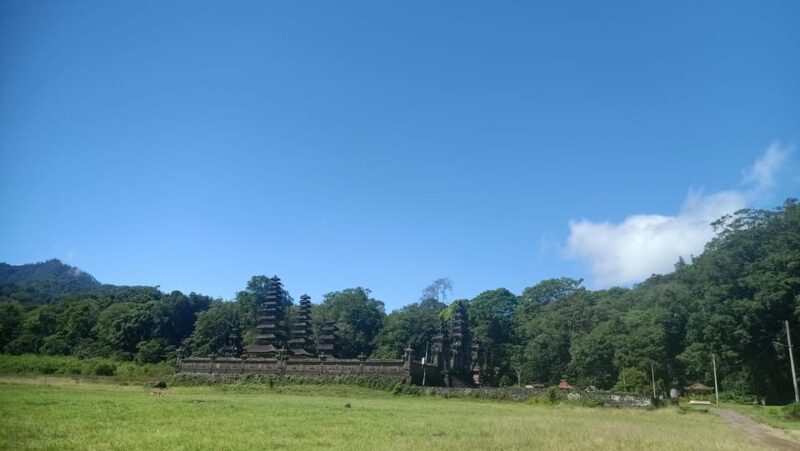 North Bali: Ulun Danu Beratan, Waterfalls & Twin Lake Tour - Key Points