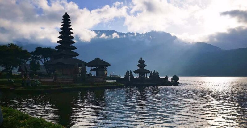 North Bali: Ulun Danu Beratan, Waterfalls & Twin Lake Tour - Lake Tamblingan Jungle Trekking