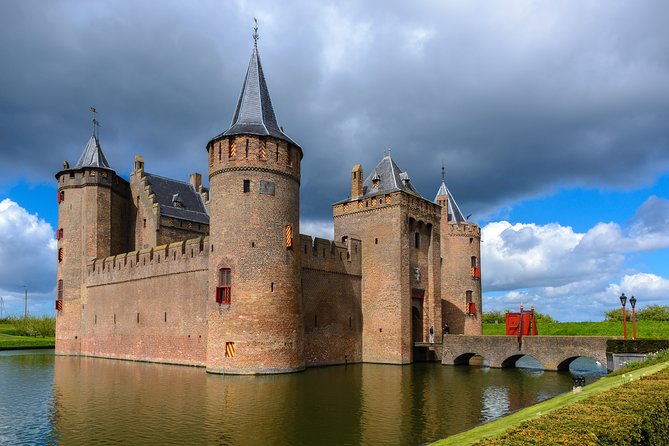 Northern Highlights Tour: Visit 4 Magnificent Places From Amsterdam - Visit Charming Medieval Town