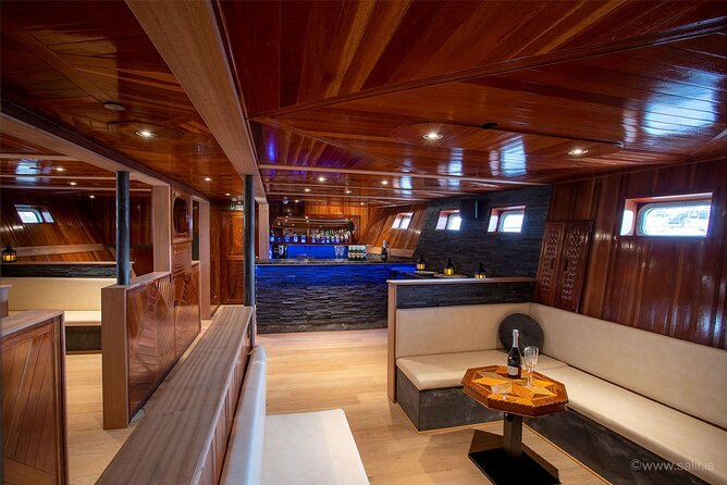 Northern Lights Yacht Cruise in Reykjavik - Onboard Amenities