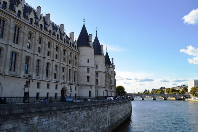Notre Dame Quartier Sainte-Chapelle & Conciergerie 2H Private Tour in Paris - Exploring Medieval Mysteries