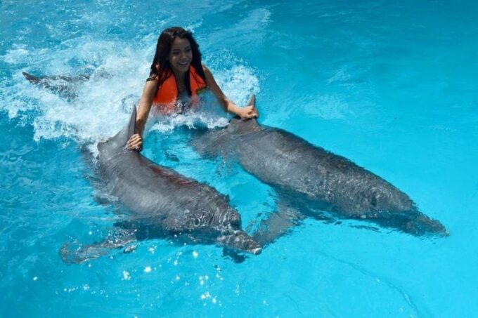 Nuevo Vallarta: Dolphin Experience at Splash Water Park - Duration and Group Size