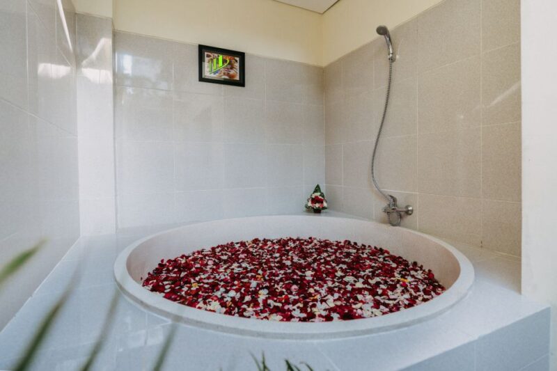 Nusa Dua: Traditional Lulur Massage & Spa Treatment - Welcome Drink and Environment