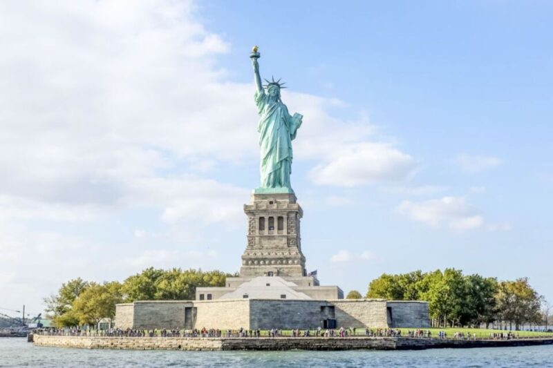 NYC: Circle Line 1-Hr Statue of Liberty Cruise Skip-The-Line - Narration and Audio Guides